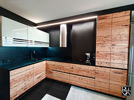 Фасады CHROMELINE/шпон LOFT, ручка профиль SCHUECO, столешница компакт-ламинат POLYREY, мойка ELLECI UNDERMOUNT.