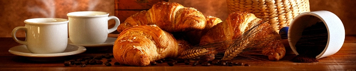 Рогалики и чашки с кофе.
