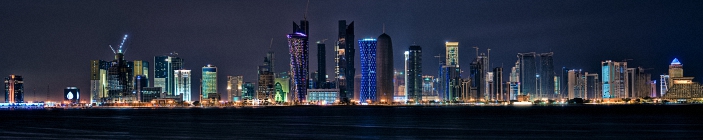 Город, небоскребы ночью.